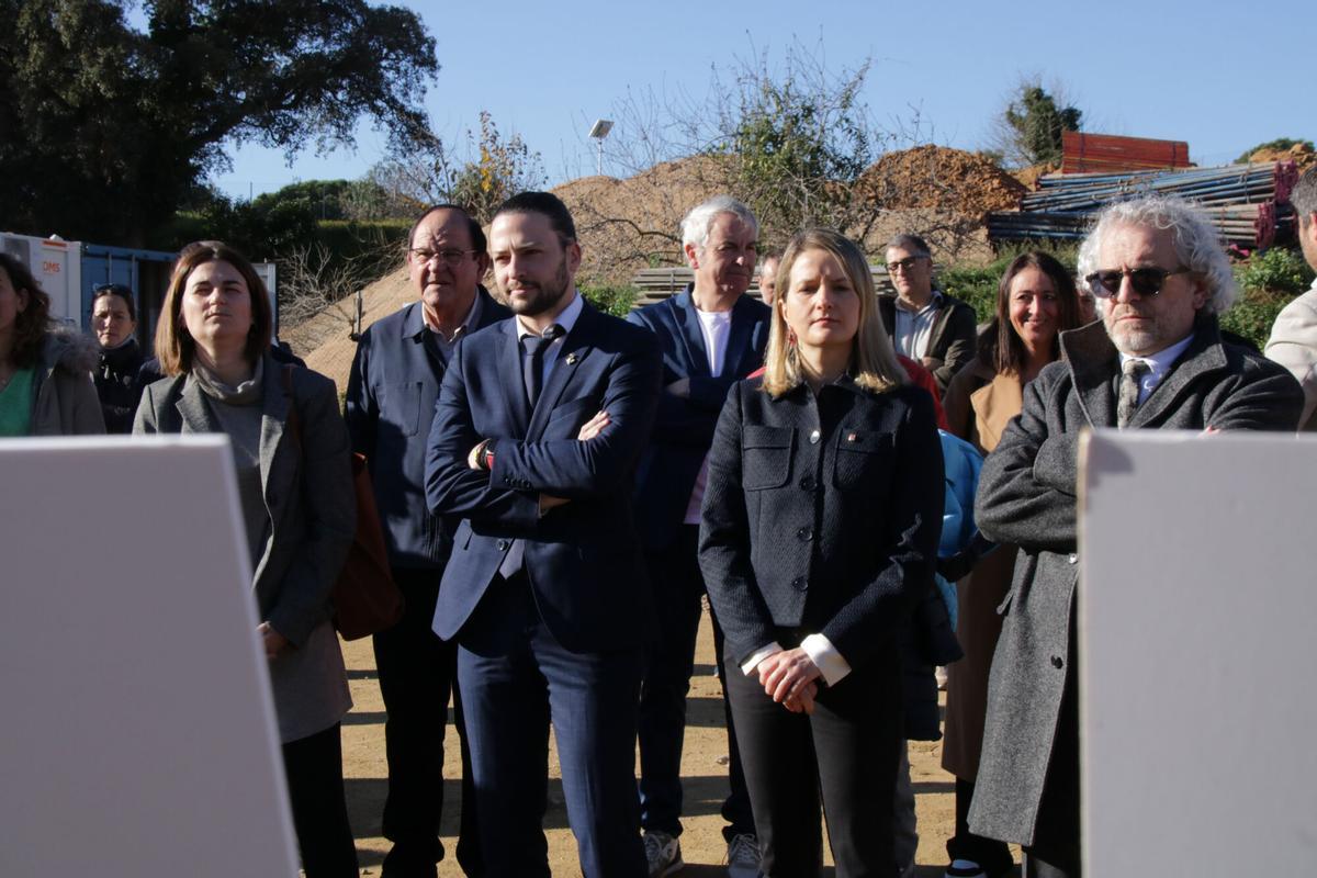 L'alcalde de Lloret de Mar, Adrià Lameles, i  la consellera de Drets Socials i Inclusió, Mònica Martínez Bravo, a la col·locació de la primera pedra de la futura residència per a gent gran de Lloret de Mar