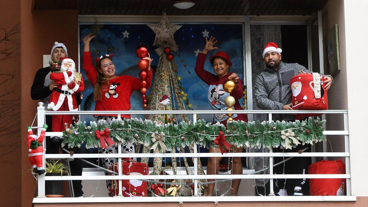 Lerna y familia saludan desde su decorado balcón en Sanxenxo.