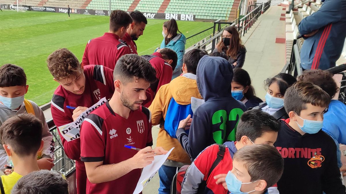 Dentro del proyecto 'Del cole al Romano', los jugadores firmaron autógrafos a los niños del CEIP Pablo Neruda.