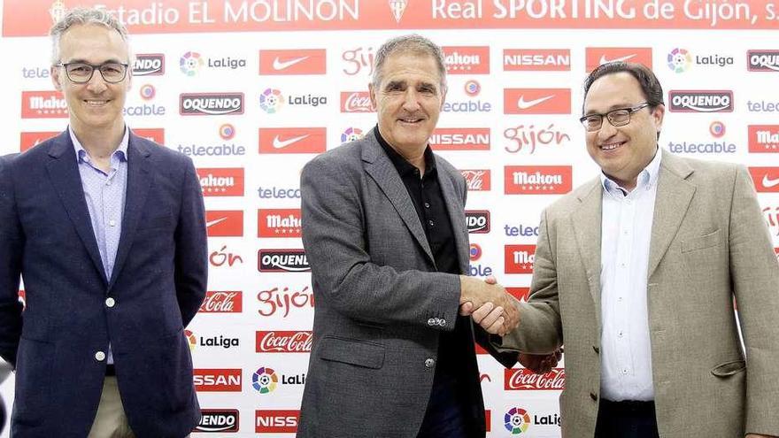Por la izquierda, Miguel Torrecilla, Paco Herrera y Javier Fernández, en la presentación del técnico el pasado mes de junio en El Molinón.