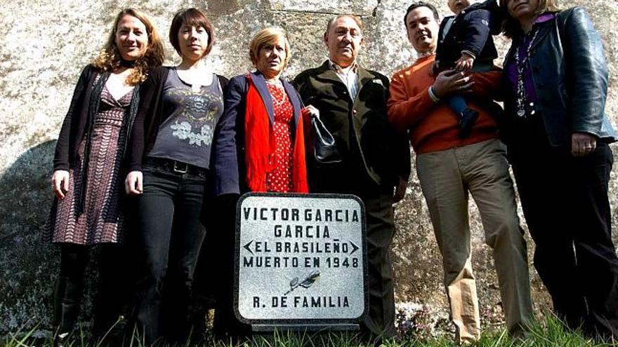 Víctor García Fernández, junto a su mujer, sus tres hijos, su yerno y su nieto, en Moalde (Silleda). / javier lalín