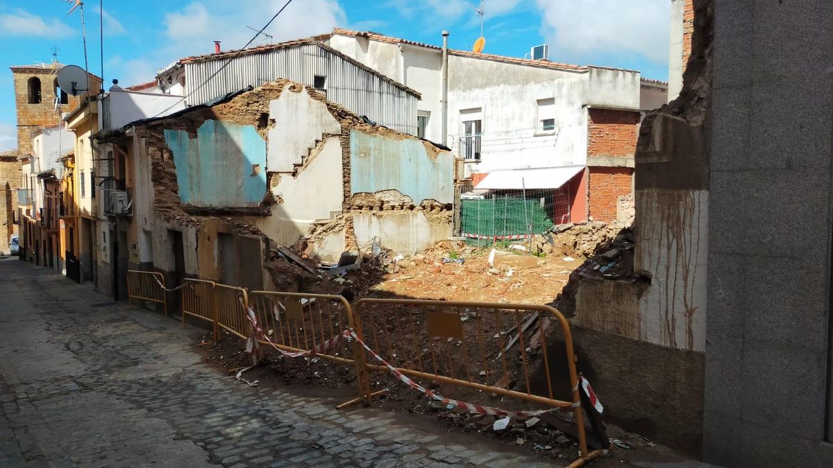 Zona del derribo de Plasencia, con el patio de la vivienda, cerrado con una malla verde, al fondo.