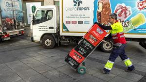 Un repartidor transporta botellas vacías en Toledo, en una imagen de archivo.