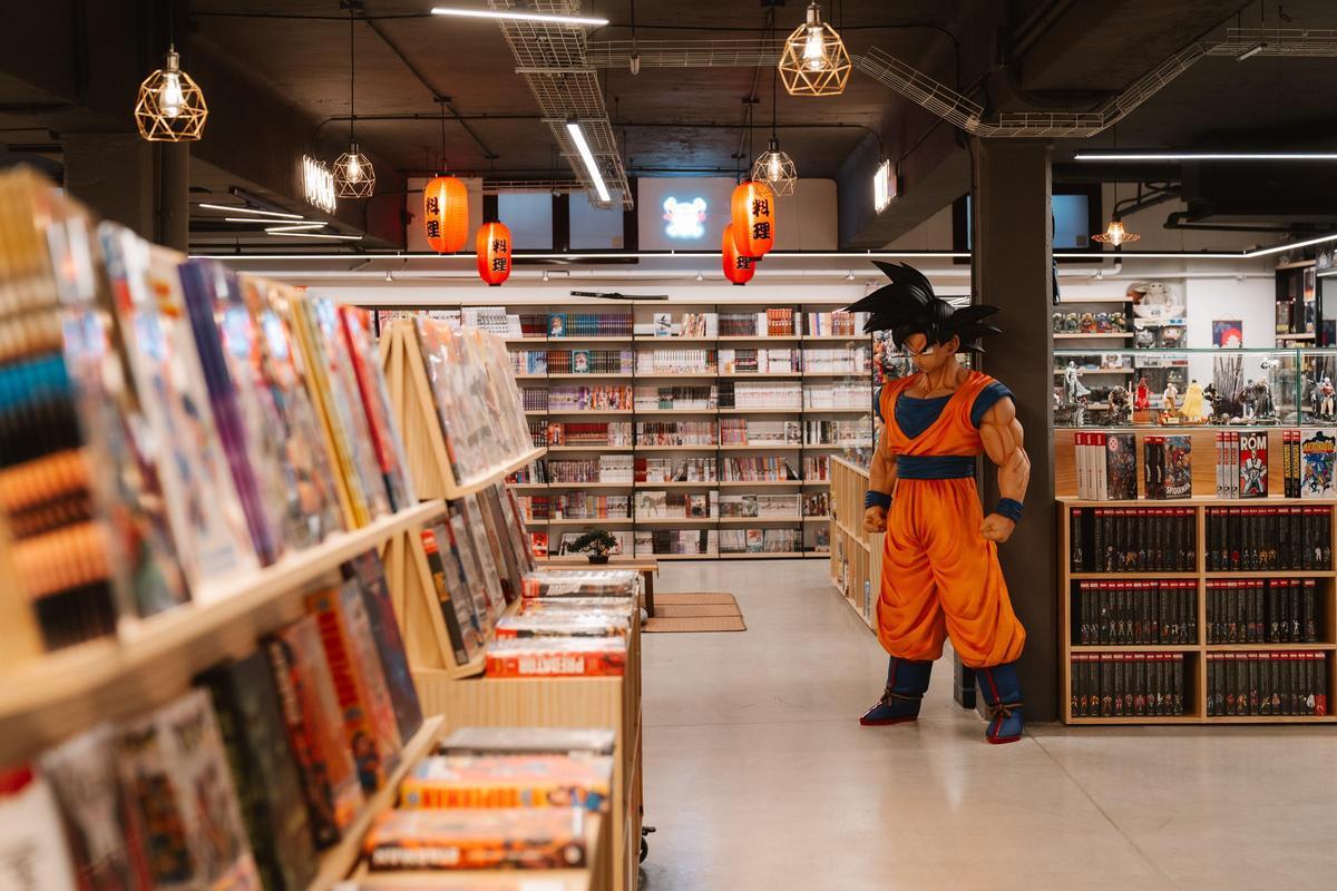 Tomos y grapas está detrás de la librería Arkham Storage.