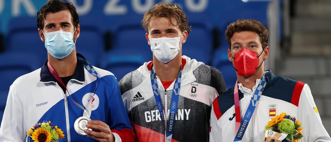 Por la izquierda, Khachanov, Zverev y Pablo Carreño, con sus medallas