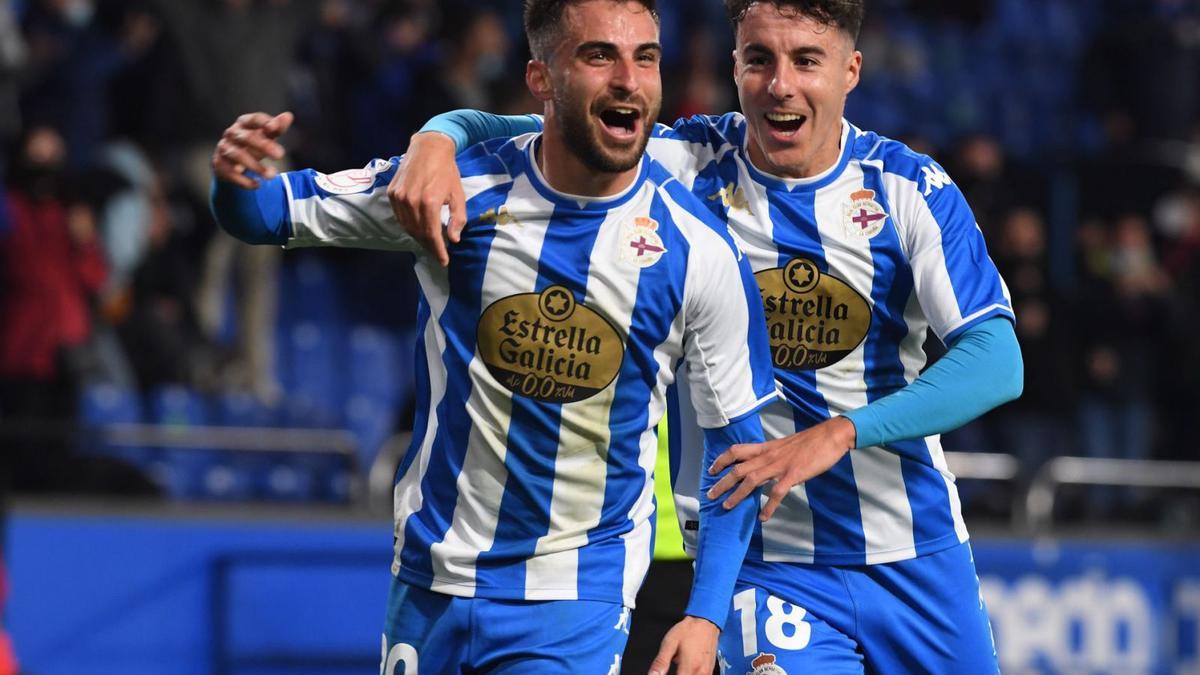 Doncel celebra junto a Diego Aguirre su gol contra Osasuna en la Copa del Rey. |  // CARLOS PARDELLAS