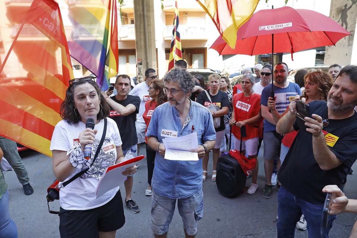 Diana Estudillo, secretària general de CCOO a Girona, i Maxi Rica, secretari general d'UGT a Girona, durant la concentració.