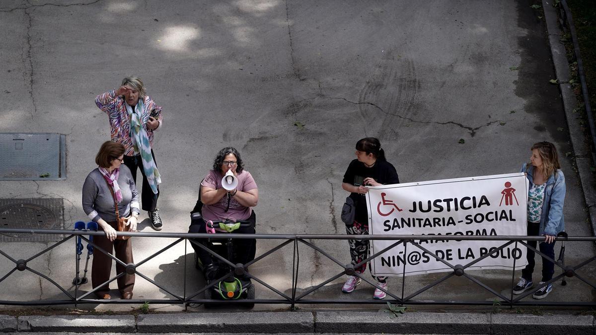 Concentración frente al Ministerio de Sanidad de miembros de la Plataforma Niñ@s de la polio.