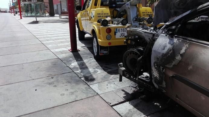 Arde un coche en Playa de Arinaga