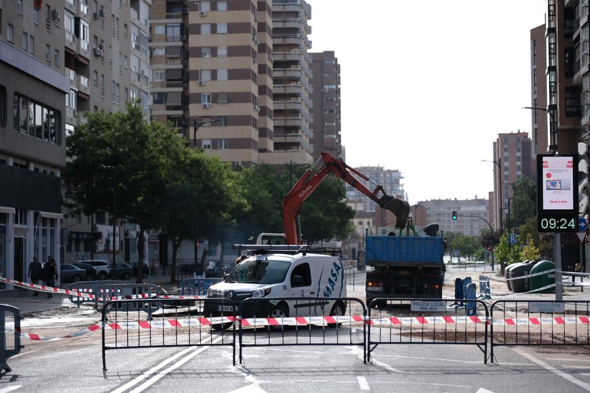 La avenida de la Aurora sigue cortada al tráfico.