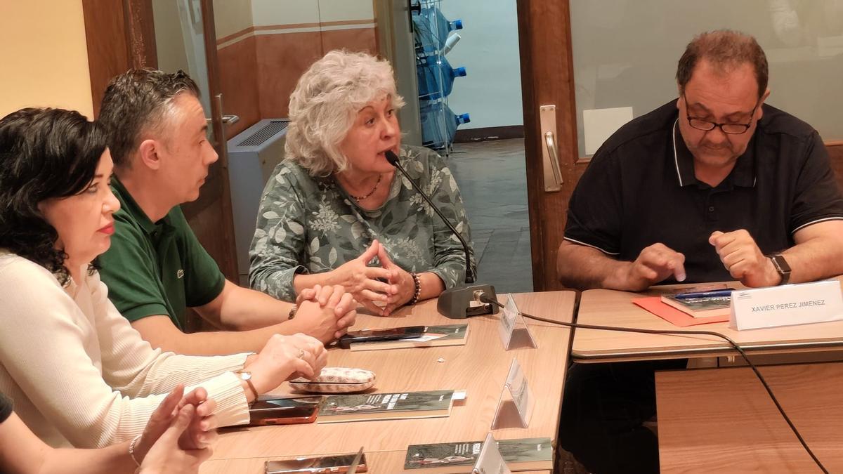 La presidenta de l'Associació Valentes i Acompanyades, Carme Vinyoles, parlant durant la celebració del ple del Consell comarcal del Baix Empordà.
