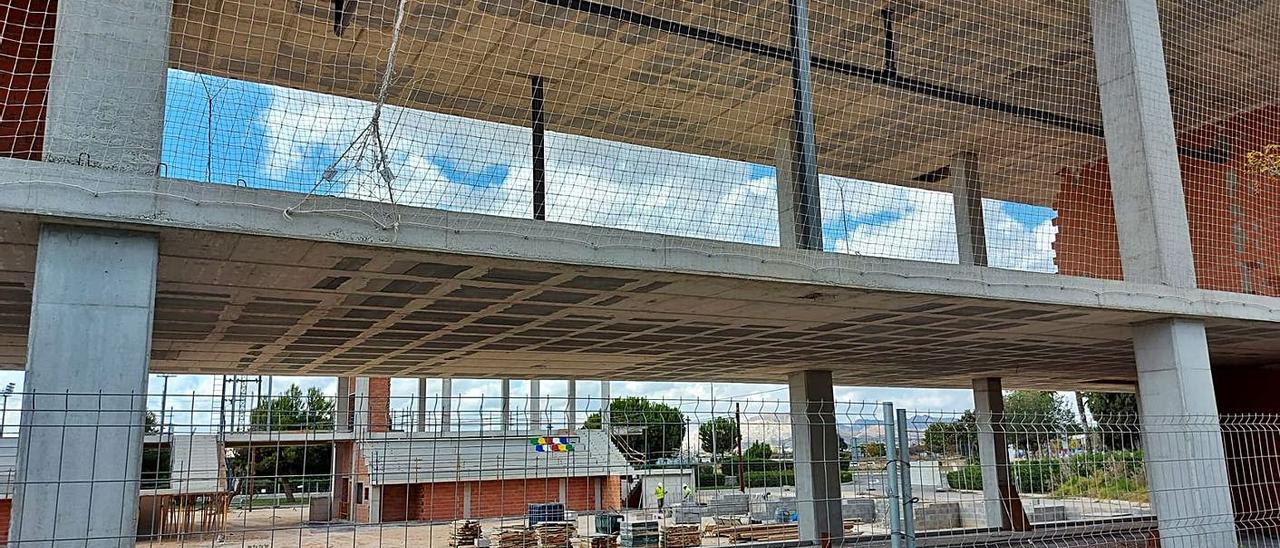 La obra del pabellón polideportivo de San Vicente, en una imagen de ayer. | INFORMACIÓN