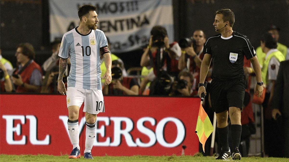 Messi protesta al asistente durante el partido contra Chile