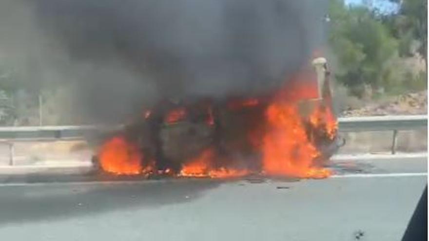 El incendio de un vehículo provoca colas kilométricas en el Puerto de la Cadena
