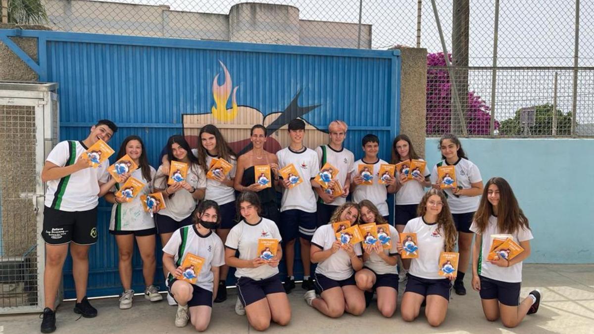 Alumnos del colegio Verge de les Neus con el libro de microrrelatos. | ASJ