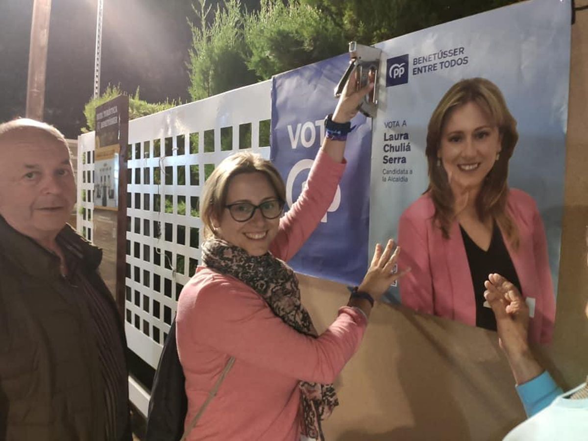 LAura Chuliá colocando su cartel en el inicio de campaña.