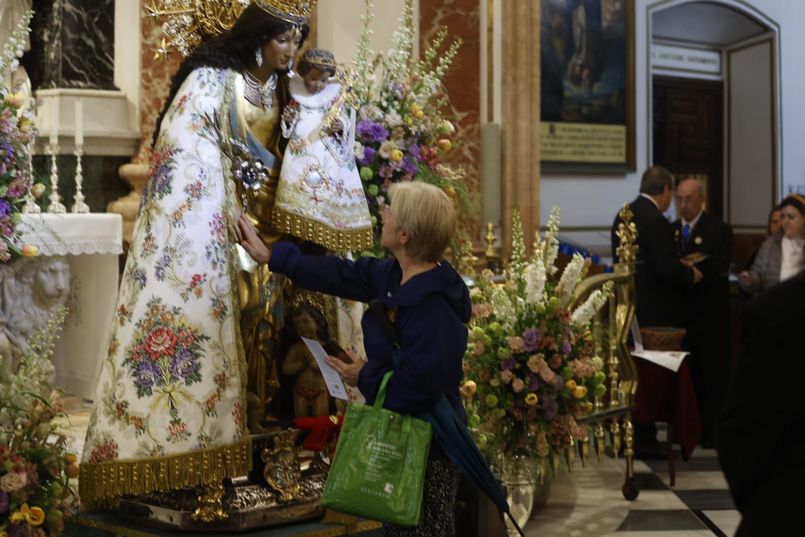 Comienza el besamanos a la virgen