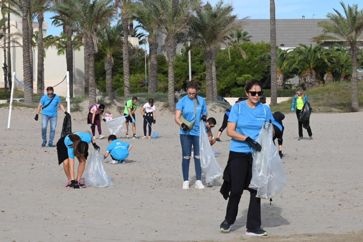 Recogida de ‘basuraleza’ en las playas del Grau de Castelló