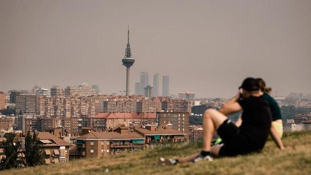 Cel cobert de fum provocat per l’incendi de la serra oest, des del Cerro del Tío Pío, el 25 de juliol del 2026, a Madrid (Espanya).