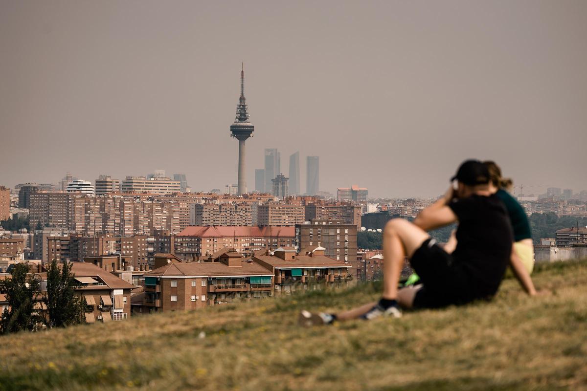 Cielo cubierto de humo provocado por el incendio de la sierra oeste, desde el Cerro del Tío Pío, a 25 de julio de 2026, en Madrid (España). En total son 63.000 las personas afectadas directamente por la virulencia del incendio en la región madrileña, pero millones las que han notado las consecuencias en la ciudad de Madrid: intenso olor a quemado, 'boina' de humo que cubre la capital y lluvia de ceniza. 25 JULIO 2026 INCENDIO FORESTAL;CONTAMINACIÓN;HUMO 25/07/2026