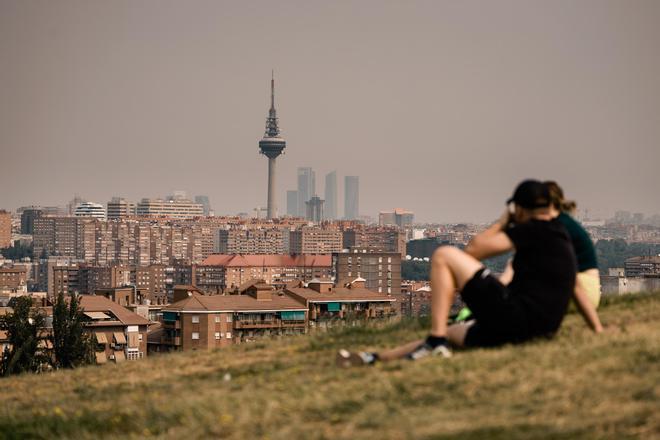 El humo de los incendios tiñe de amarillo el cielo de Madrid y expone a 3,5 millones de habitantes a niveles peligrosos de contaminación del aire