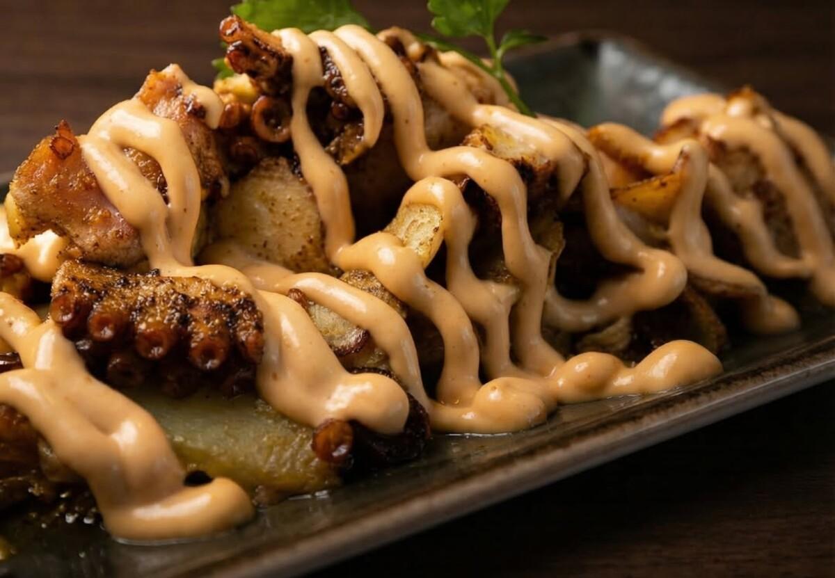 Papas arrieras, pulpo tierno y langostinos jugosos