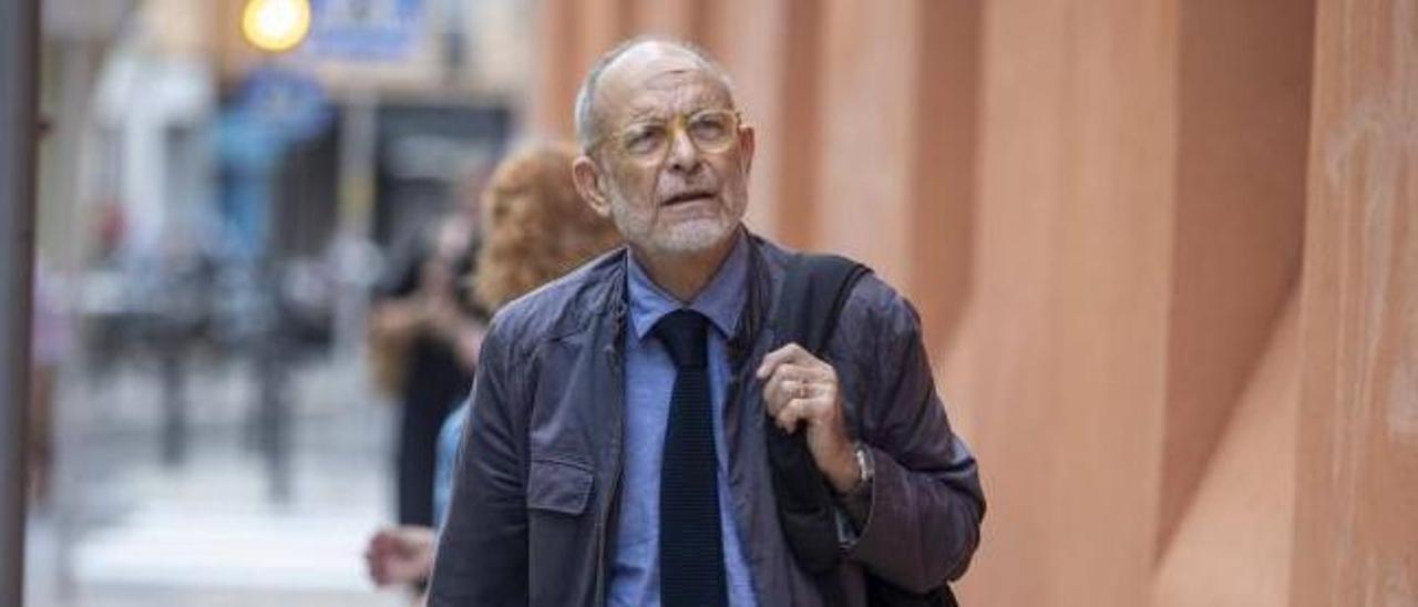 El exalcalde socialista de Palma Ramón Aguiló, ayer a su llegada a los juzgados para declarar en el juicio a Penalva y Subirán. | GUILLEM BOSCH