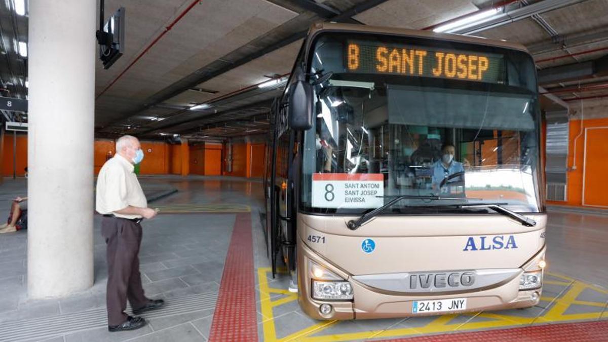 Imagen del bus que une Sant Josep con Vila. | J.A.RIERA