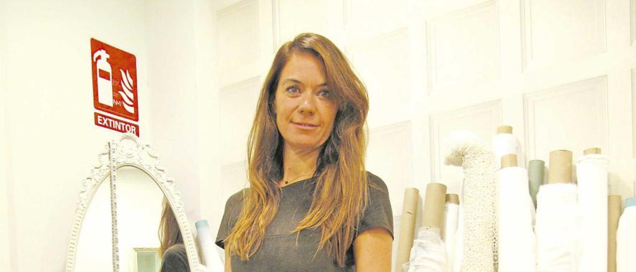 Tania Presa posa en su taller de Palma de donde salen los modelos exclusivos de alta costura que diseña. Este año, medio centenar de novias habrán dado el ´sí quiero´ con uno de sus vestidos.