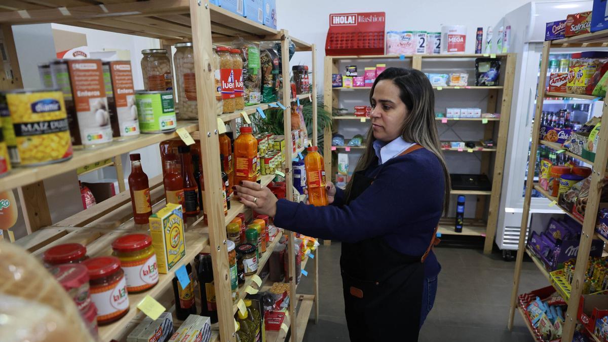 La emprendedora brasileña Bárbara Gabián en su local de productos sudamericanos Super Braseiro, en Vigo.