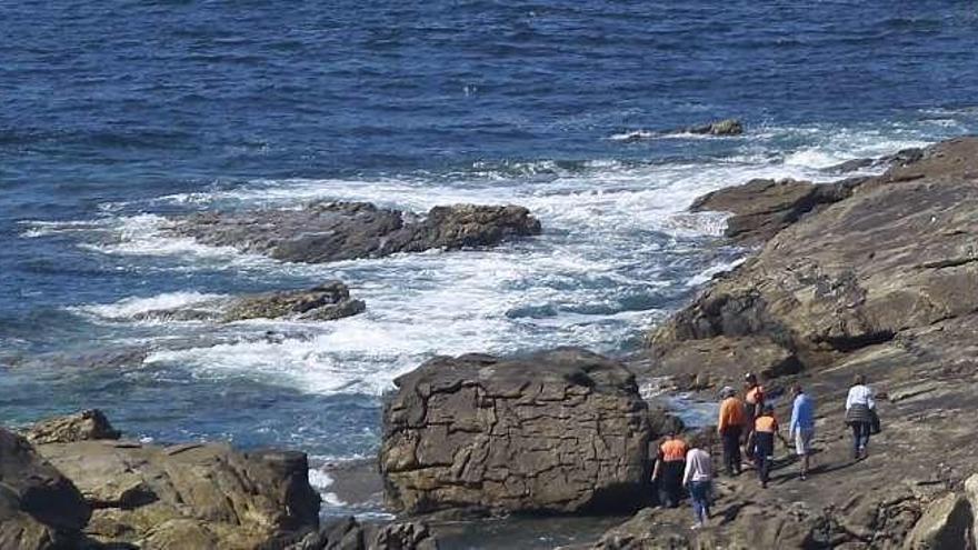 Agentes de Protección Civil rastrean el lugar de la desaparición. // J. Lores