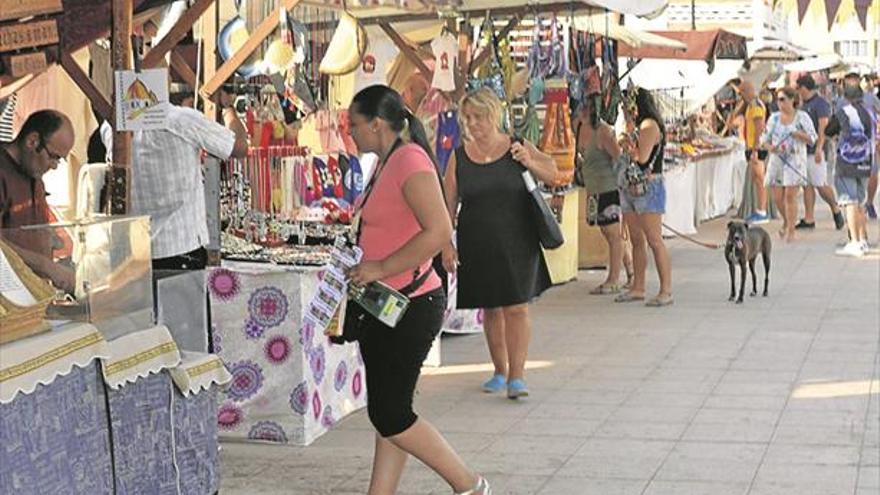 Xilxes disfruta con el castillo de fuegos acuático y la feria alternativa