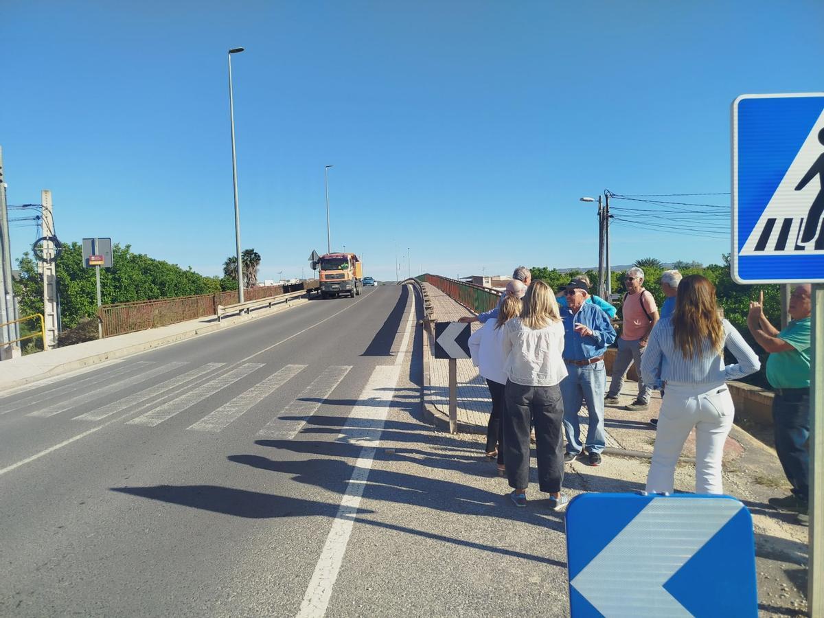 Dirigentes municipales y regionales del PSOE en el puente entre El Raal y Beniel.