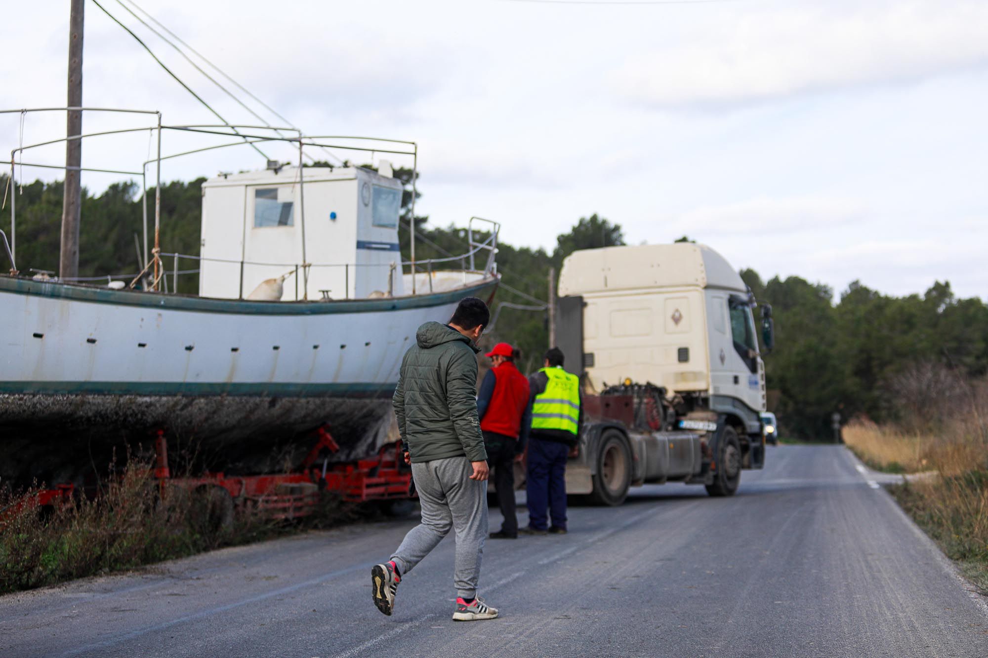 Retirada de barcos almacenados ilegalmente en Cala Tarida