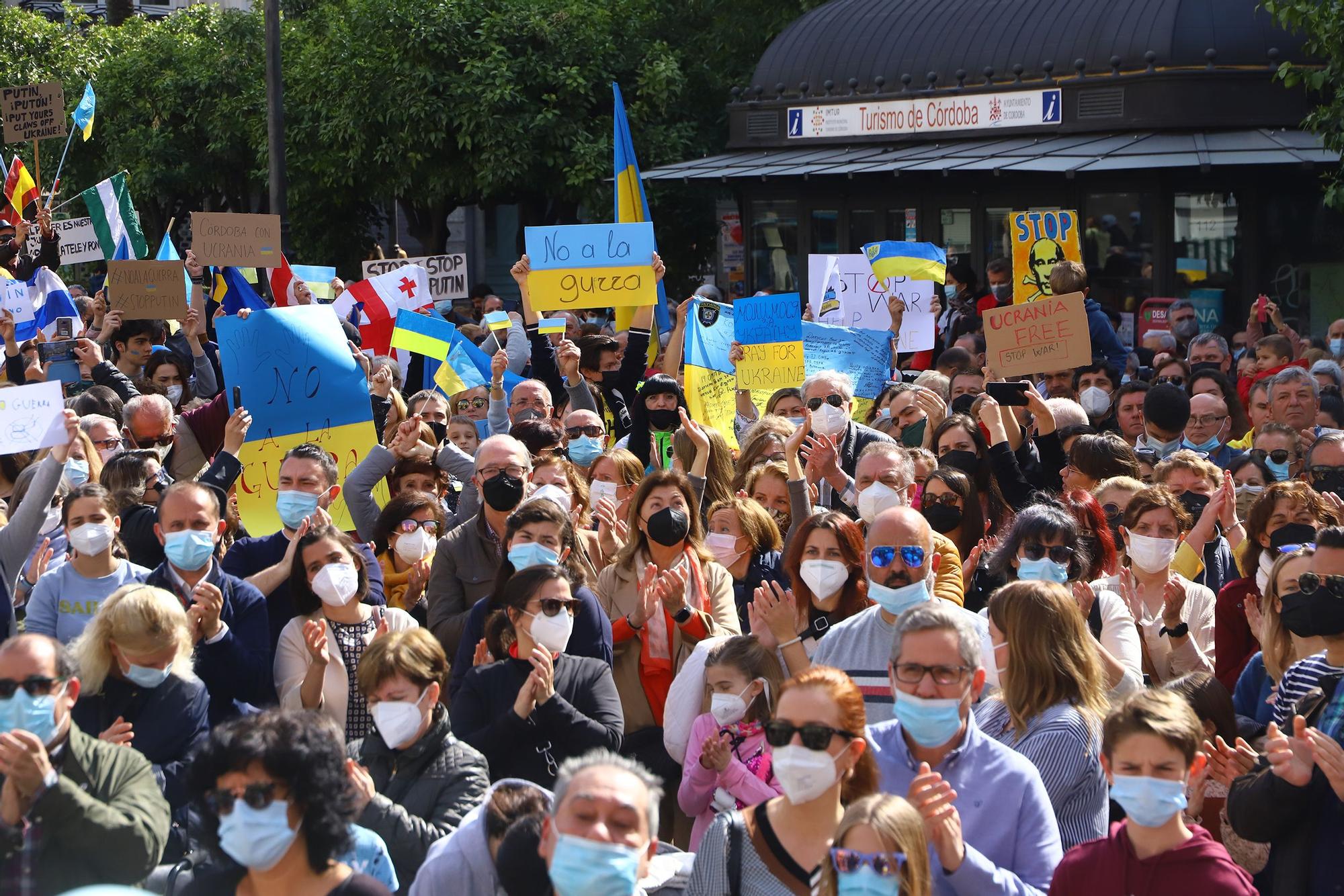 Cientos de personas se concentran contra la guerra en Ucrania en Las Tendillas