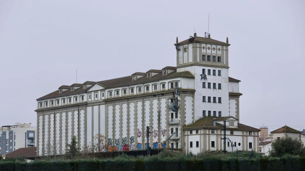 Detalle del estado del edificio, con grafitis visibles en una de sus fachadas.