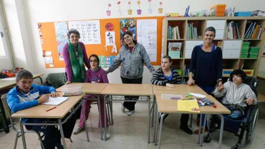 Madres de chicos discapacitados con los alumnos y profesionales del aula UEECO del IES Santa Maria.