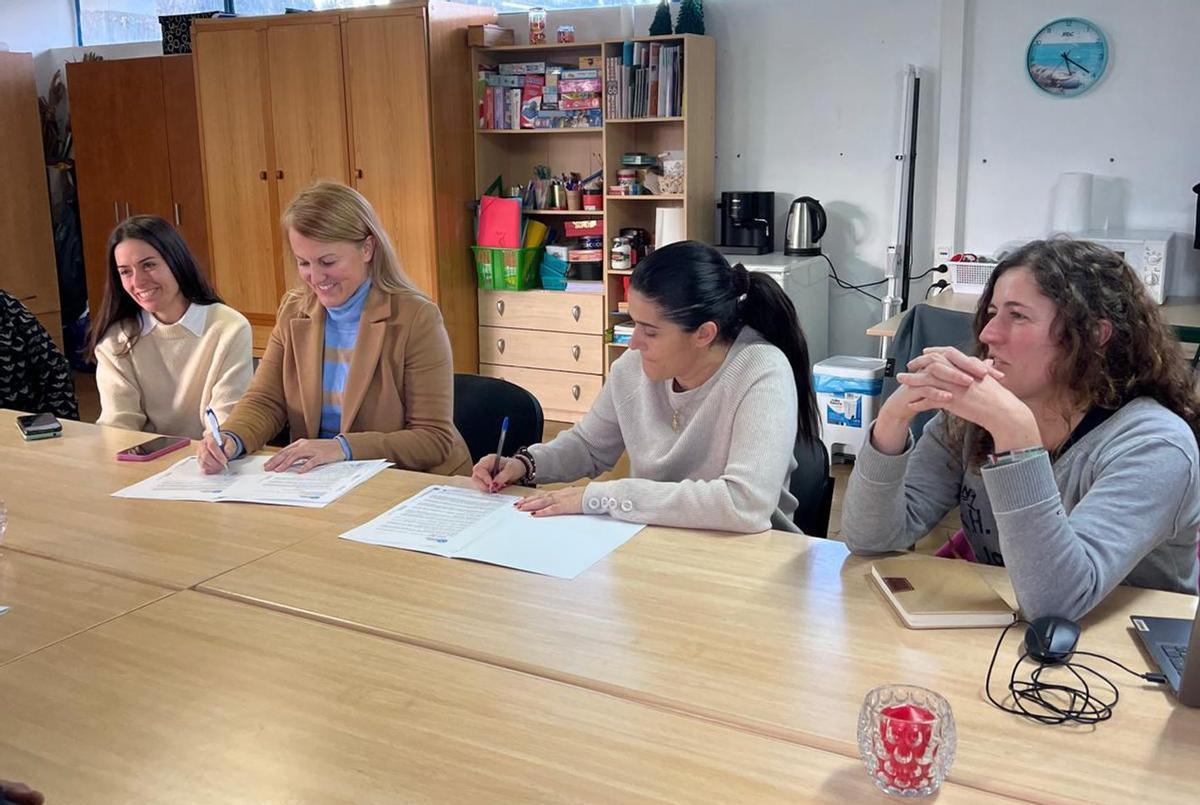 Momento da sinatura do convenio entre o Concello e a Asociación veciñal San Tomé de Parderrubias. | // D.P.