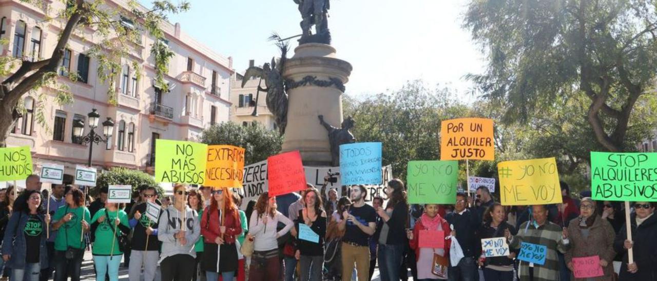 Imagen de archivo de una concentración por la vivienda. | J.A.RIERA