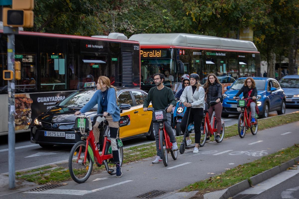 Ciclistas esperando el verde en Sant Joan junto a coches, motos y autobuses, el pasado viernes