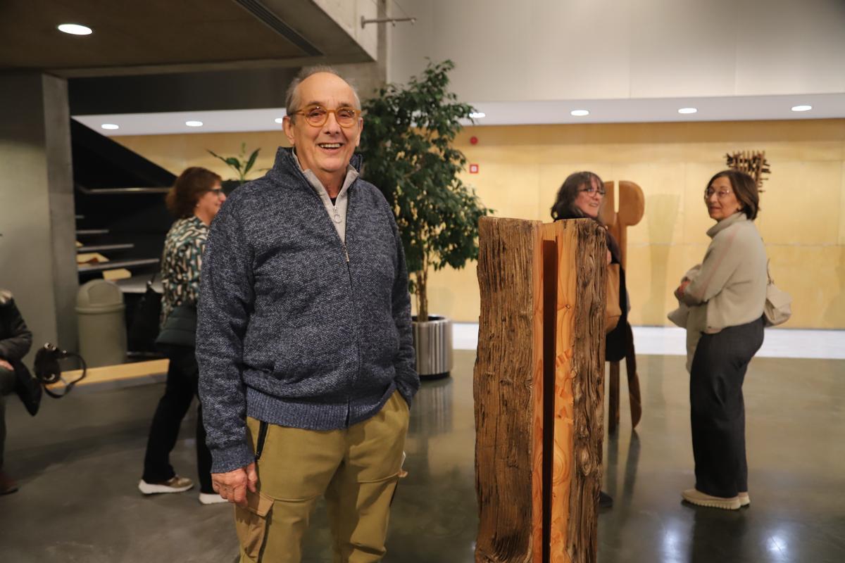L'escultor Narcís Costa, durant la inauguració de la seva exposició a Roses.