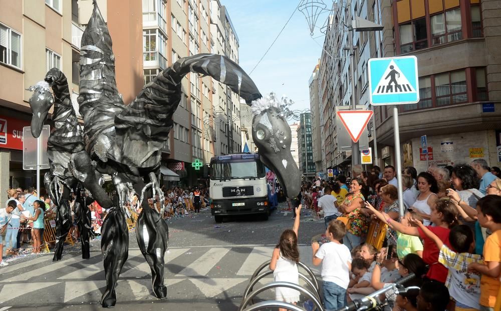 Carrozas y serpentinas llenan de color las calles de Pontevedra - La Bella y la Bestia y los Minnions, protagonistas de una Batalla de Flores que contó con la presencia de numeroso público