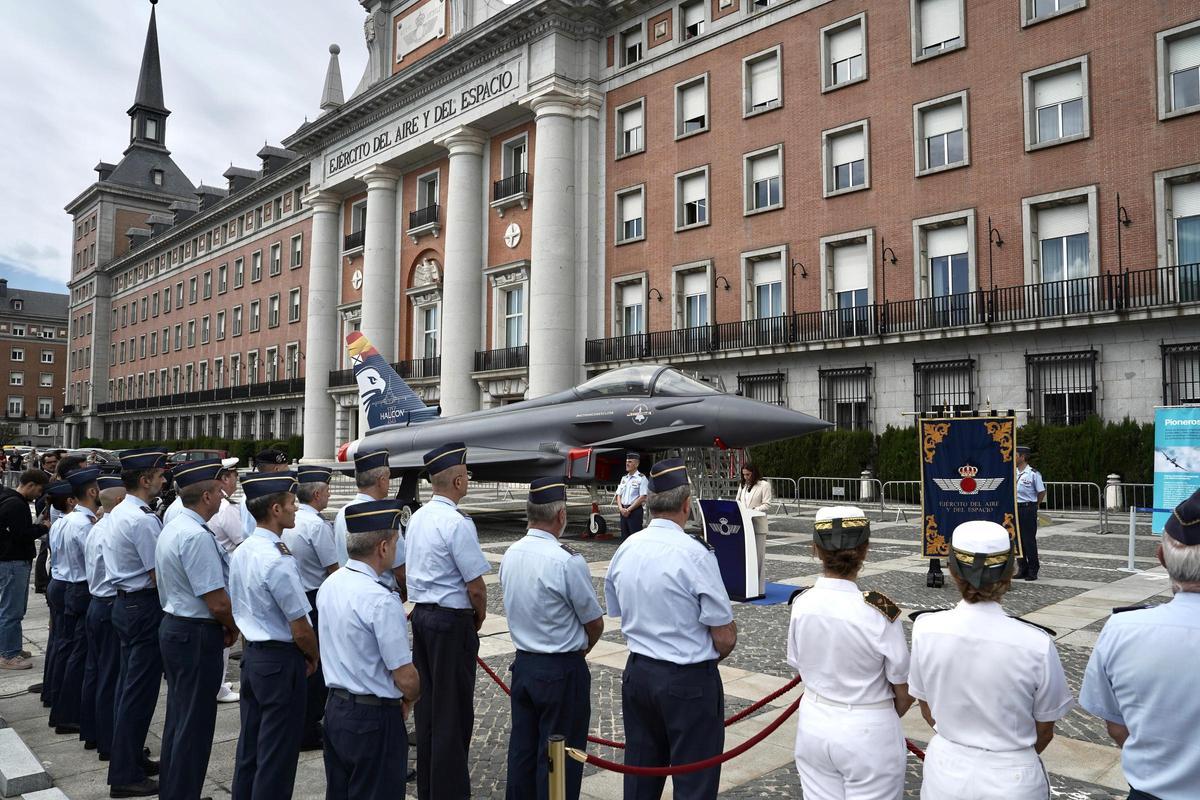 Un momento de la inauguración este lunes de la exposición sobre el Eurofighter en Madrid.