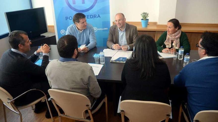 Tellado, reunido ayer con Moreira, a su derecha, y los demás concejales del PP. // R. Vázquez