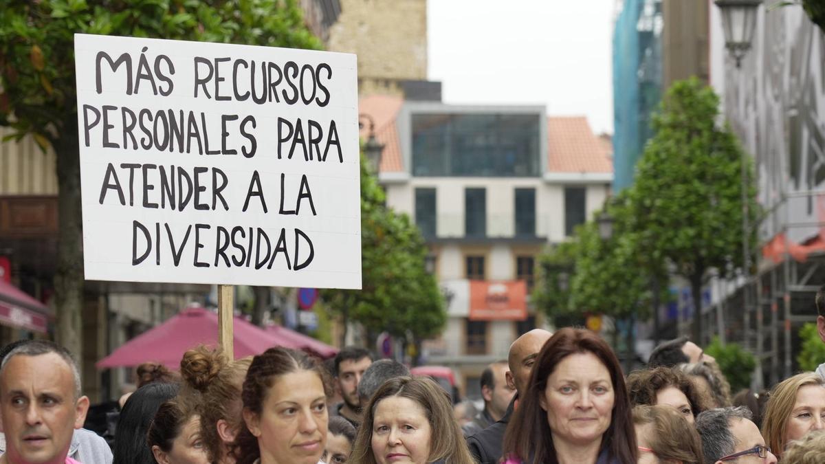 así fue la concentración por la enseñanza pública frente a la Junta General del Principado