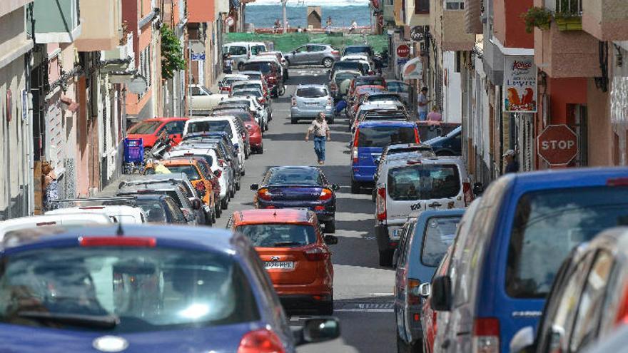 Imagen de arhivo de coches en circulación y aparcados en las aceras del barrio de Guanarteme en la capital grancanaria.