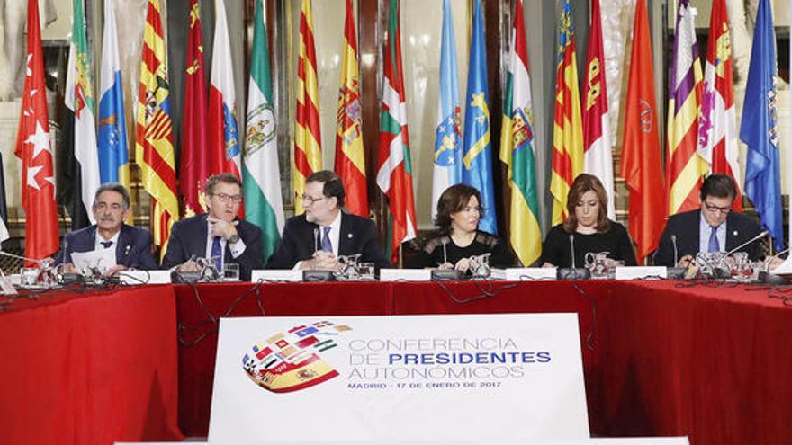 Mariano Rajoy en la mesa presidencial junto a Miguel Angel Revilla, Núñez Feijóo, Sáenz de Santamaría, Susana Díaz y Javier Fernández ayer durante la cumbre de presidentes autonómicos. // Efe