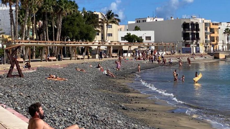 What will the weather be like this weekend in the Canary Islands?