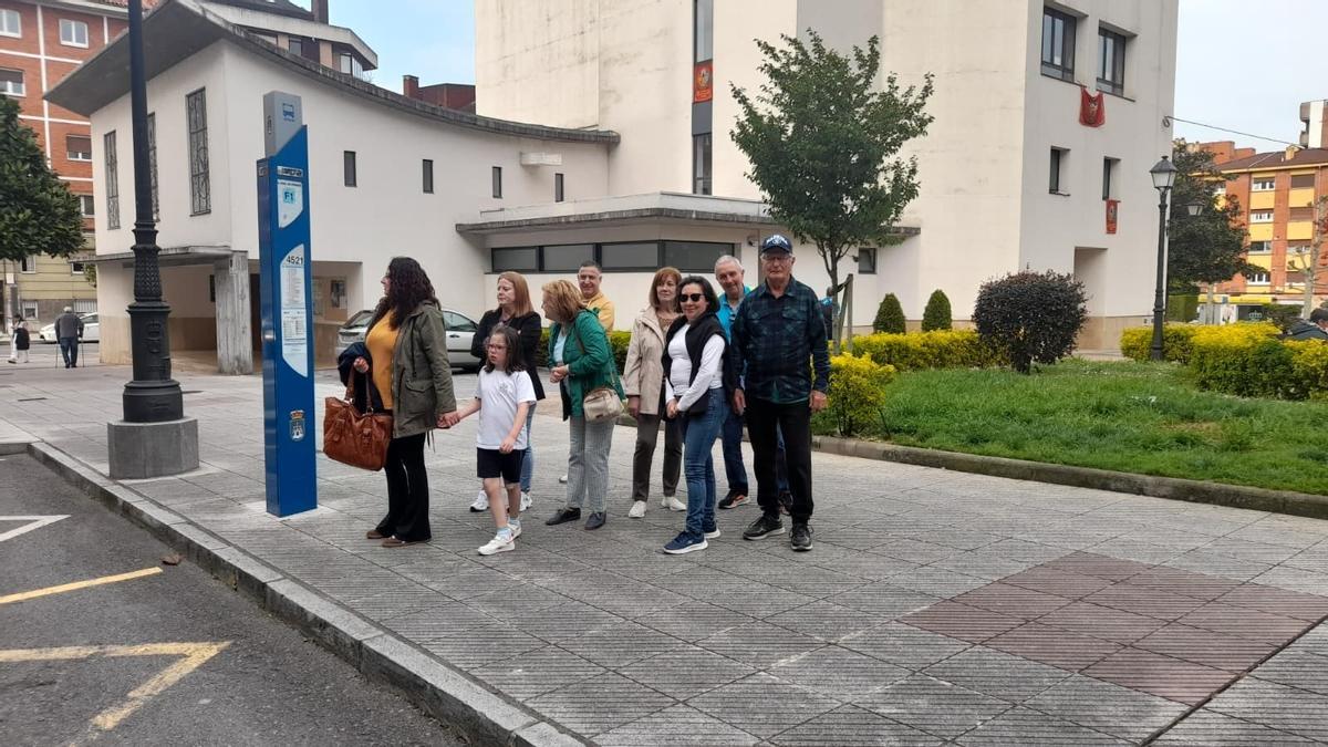 Los vecinos en la parada para la que se solicita una marquesina.