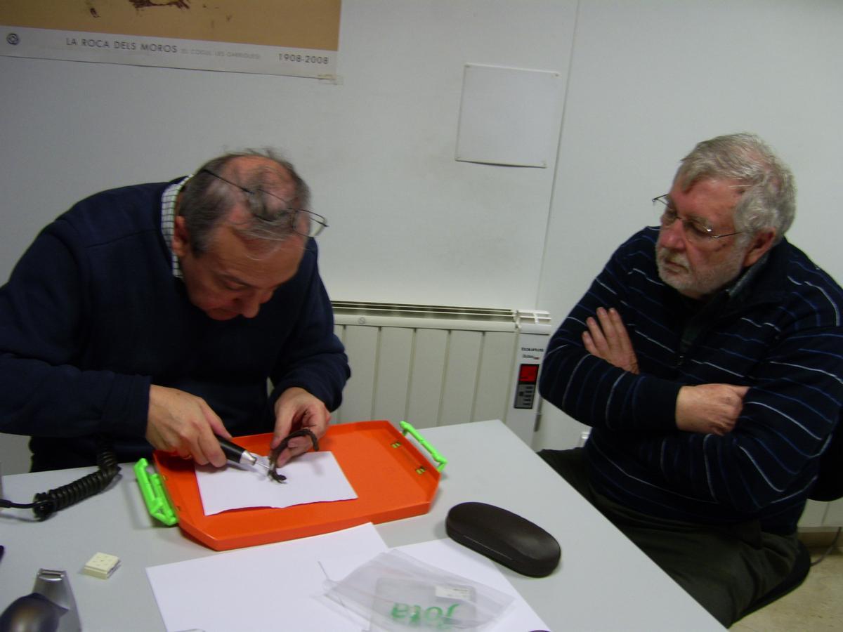Dos de los investigadores del CSIC que vinieron al Museo de Villena en 2014 a tomar las muestras de las piezas de hierro